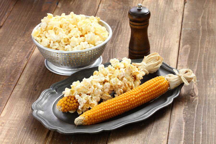 Приготовленная кукуруза и попкорн в микроволновой печи